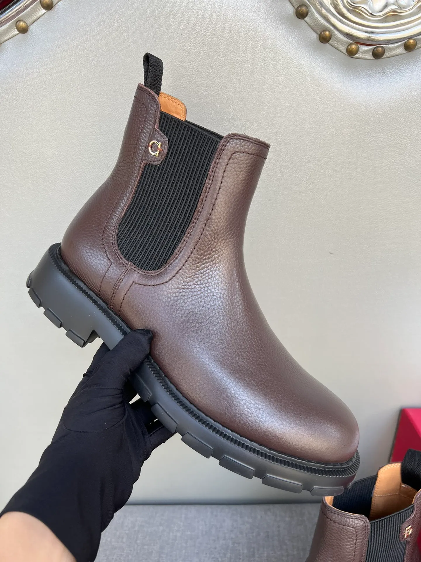 [Ferragamo] Top P: 1000💰 Number of yards: 39~44 (38.45 custom-made, non-refundable) Ferragamo winter series, original 1:1 development, casual men's short boots, original quality, exclusive new Ferragamo autumn and winter new high-top men's shoes, exquisite hand-stitching, workmanship details comparable to counters, imported calfskin upper, cowhide lining, original foam outsole.